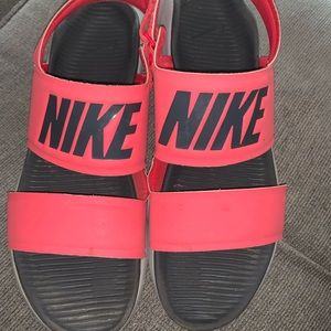 Size 9 women’s nike shoes